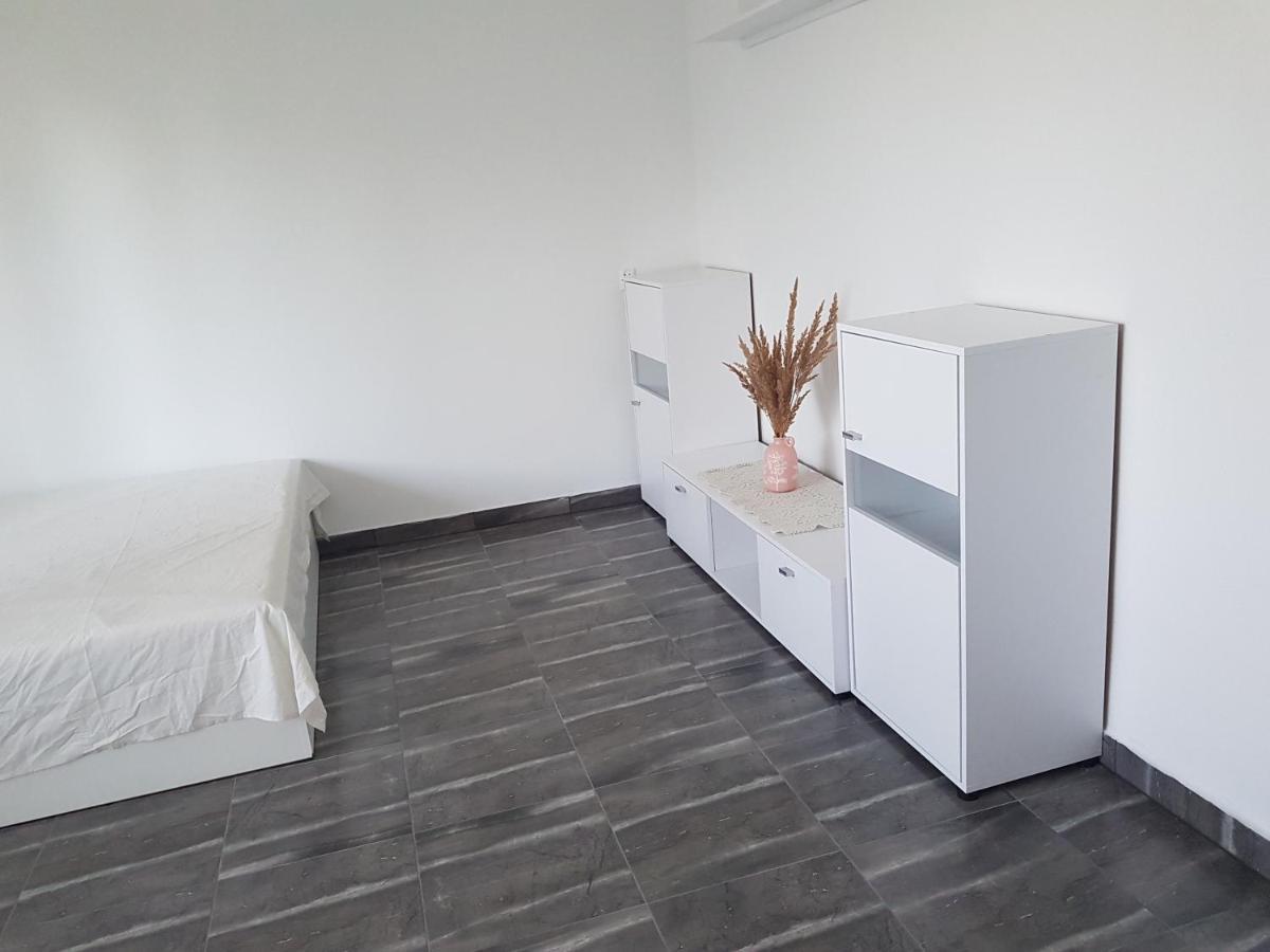 F.H.U Bed And Brekfast Apartment Glinik Exterior foto